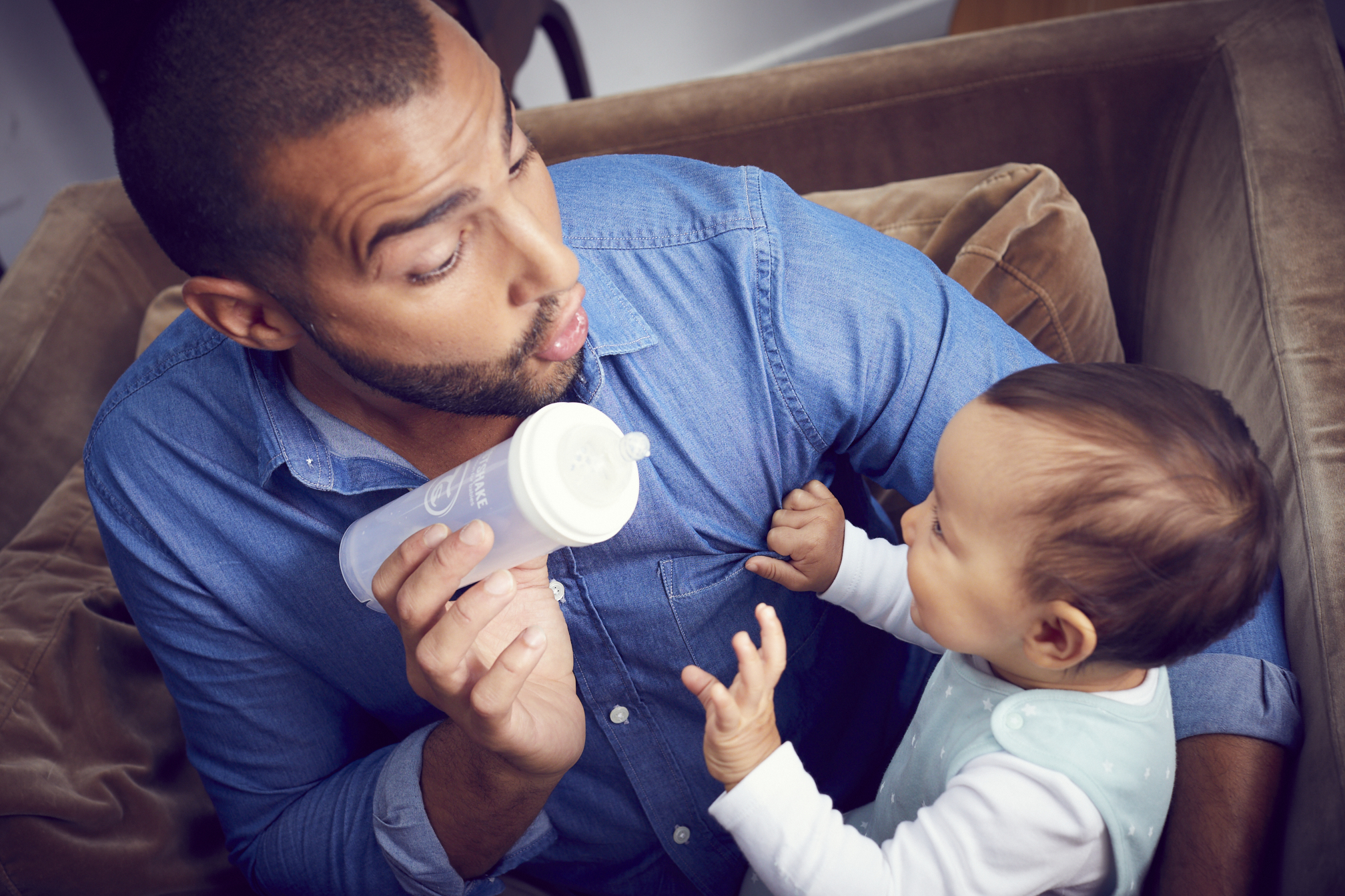 Consulta pediátrica sobre regurgitación en bebés